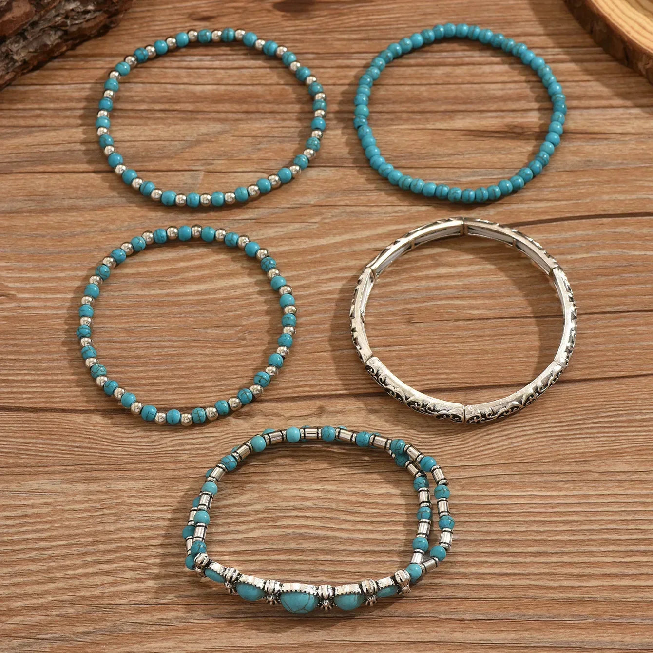 Ensemble de bracelets boho Danoir Paris avec des perles turquoises, style décontracté et tendance, porté au poignet.