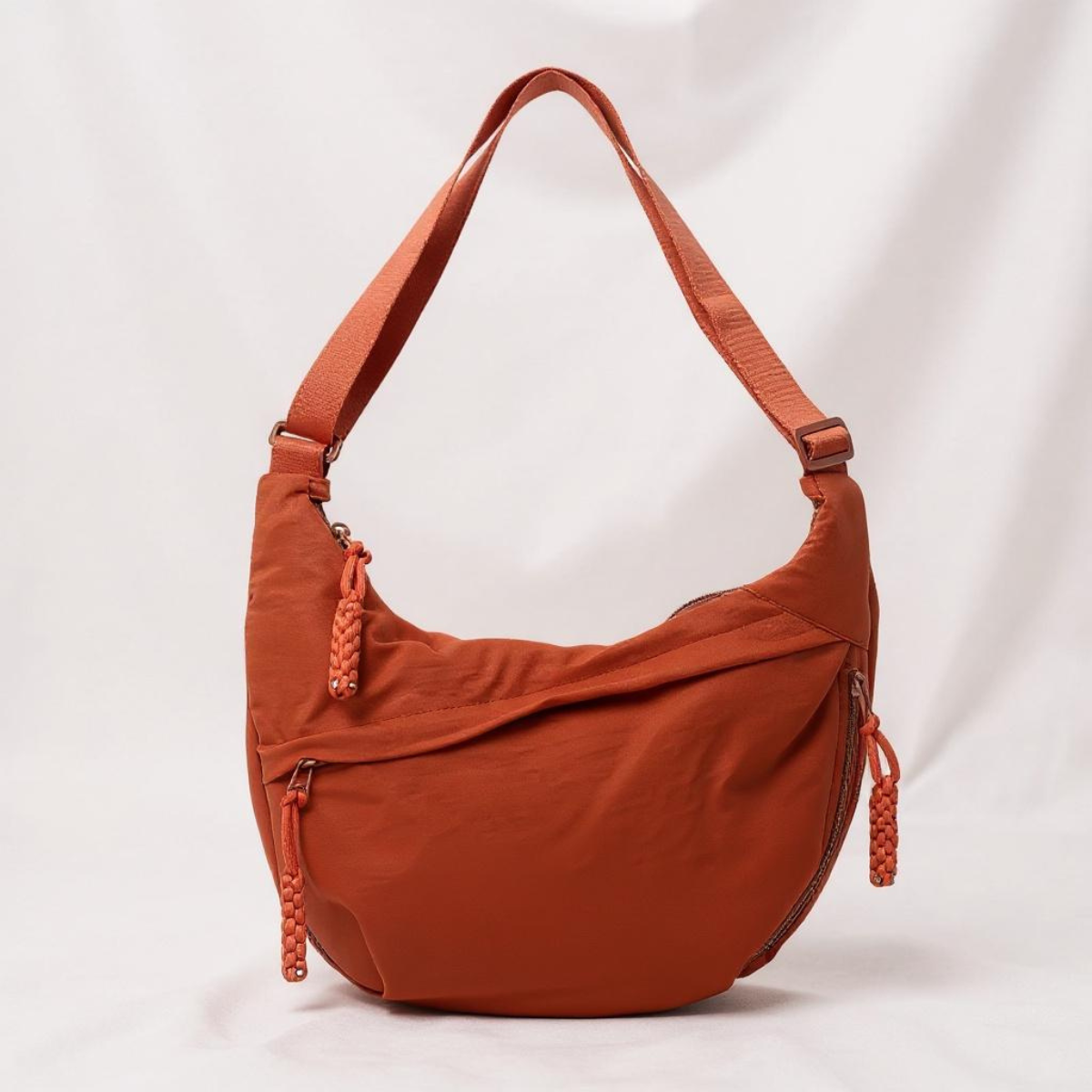 Sac à main Danoir Paris Gioia, sac à bandoulière orange en cuir avec poignée élégante et détails sophistiqués.