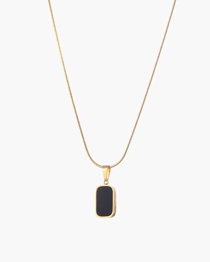 Collier noir Danoir Paris en métal avec pendentif élégant et finition brillante, porté sur une femme.