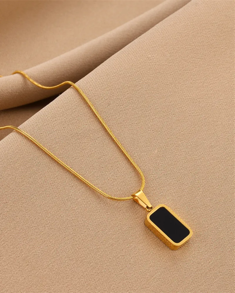 Collier noir Danoir Paris en métal avec pendentif élégant, porté sur une mannequin.