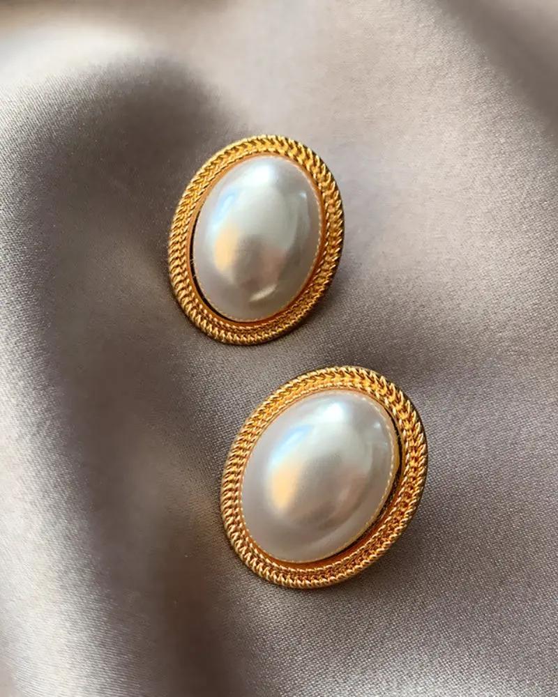 Boucles d'oreilles en perles ovales Radiance de Danoir Paris, monture en or, élégantes et sophistiquées.