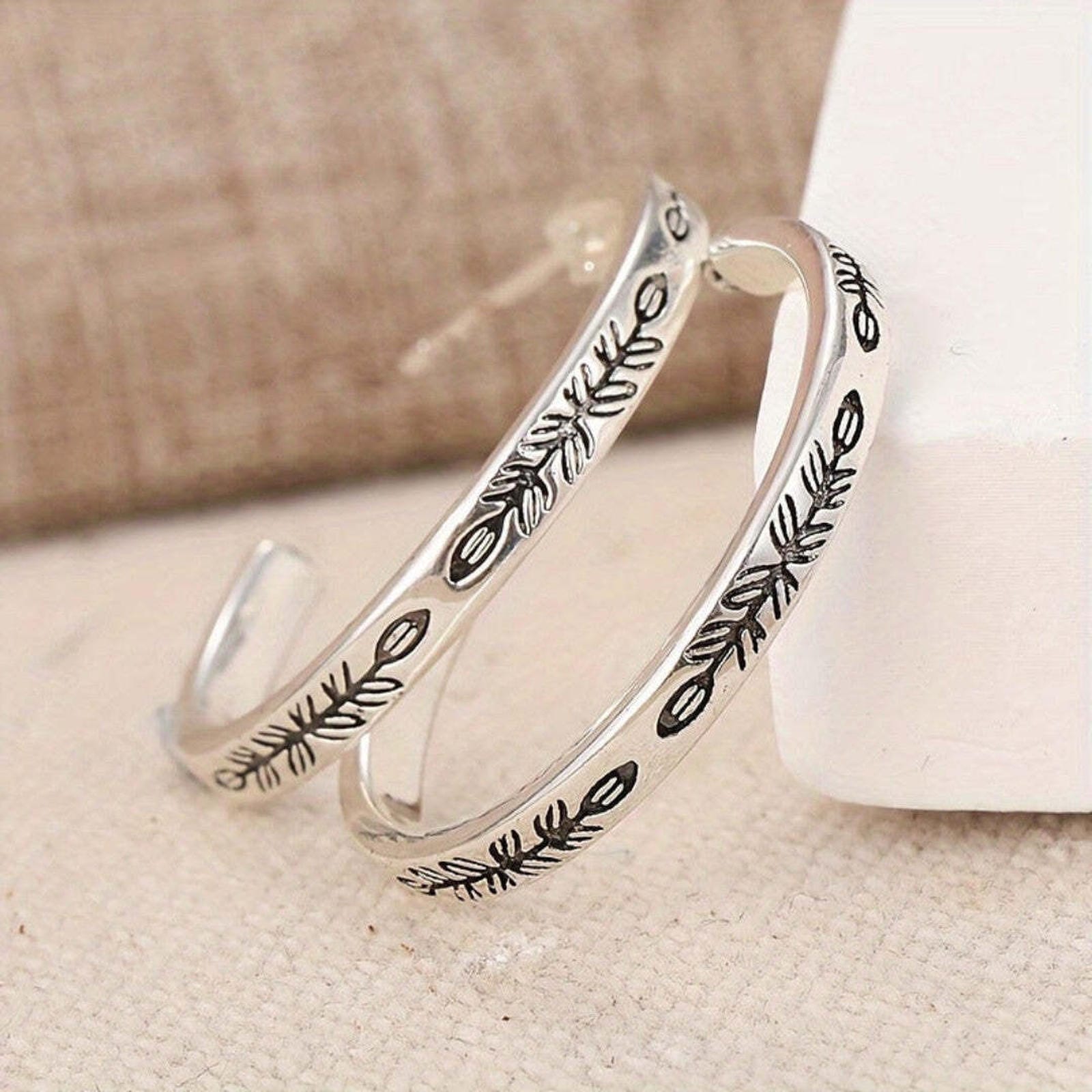 Boucles d'oreilles créoles élégantes en argent brillant de la marque Danoir Paris, visibles avec finition lisse et moderne.