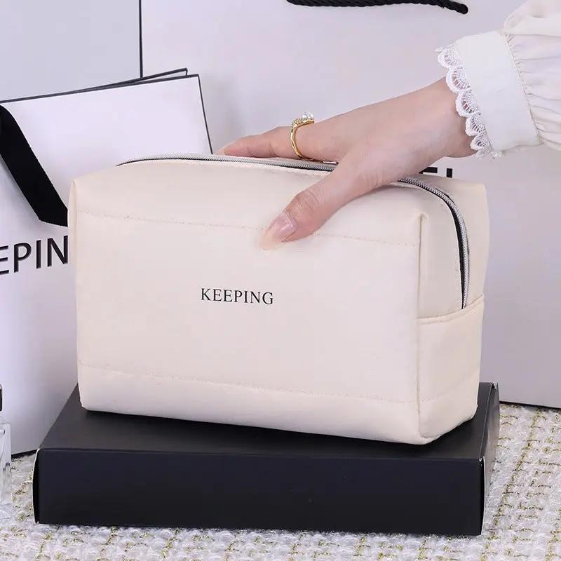 Sac de toilette Danoir Paris, élégant et pratique, avec compartiments pour produits de toilette, en tissu noir.