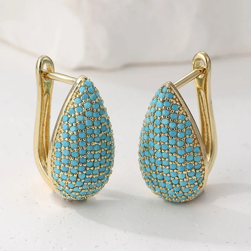 Boucles d'oreilles en forme de goutte d'eau turquoise de la marque Danoir Paris, avec une finition élégante.
