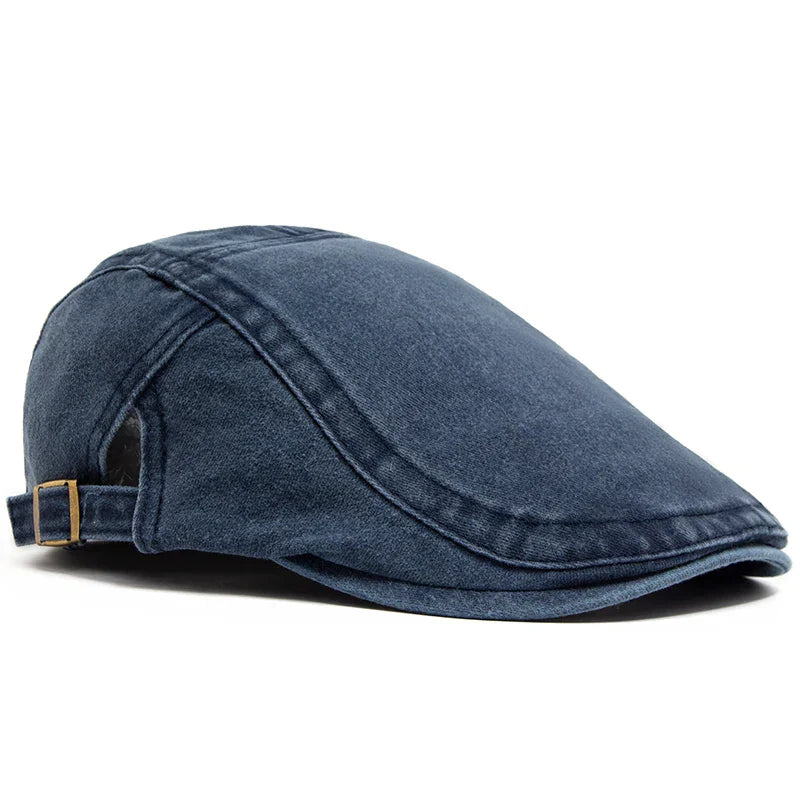 Chien vintage Bloom™ de Danoir Paris, pelage bleu foncé, style classique et élégant, assis sur un fond neutre.