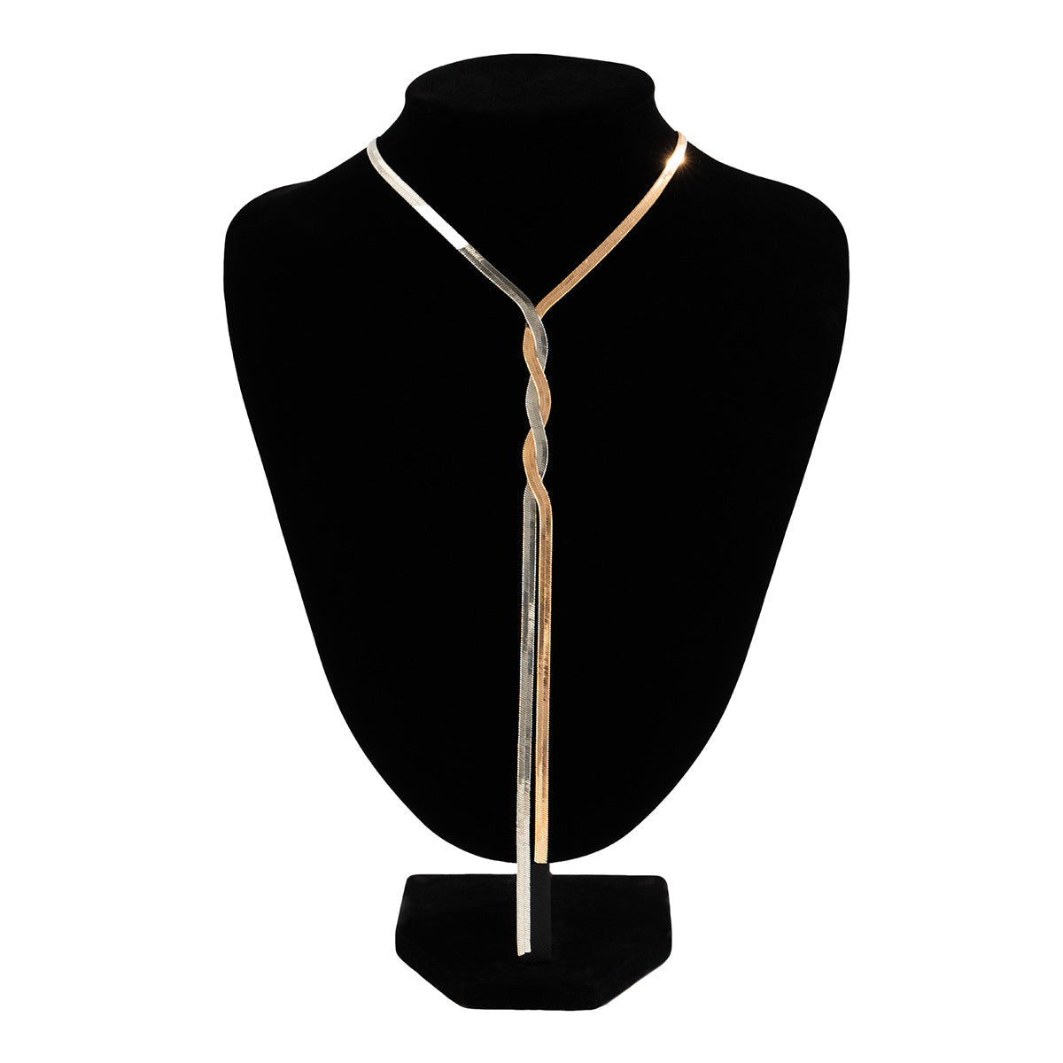Collier à maillons torsadés dorés Liliane de Danoir Paris, bijou élégant en maillons torsadés sur fond blanc.
