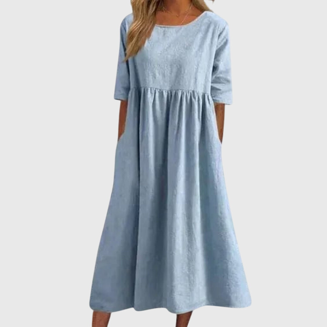 Robe fluide blanche Ariette™ de Danoir Paris, élégante et parfaite pour toutes les occasions, portée en image.