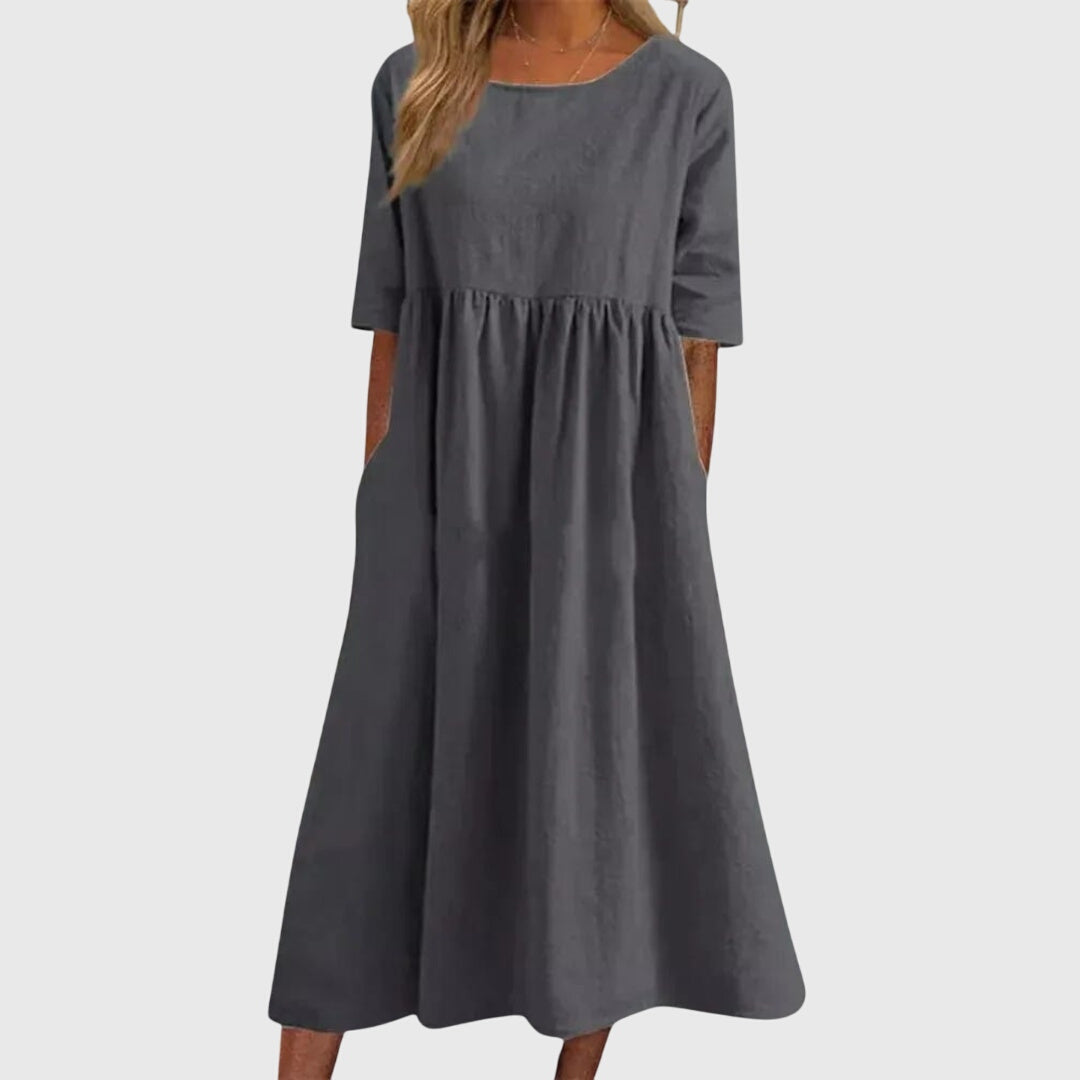 Robe blanche Danoir Paris Ariette™ élégante et fluide, idéale pour toutes les occasions, portée avec style et sophistication
