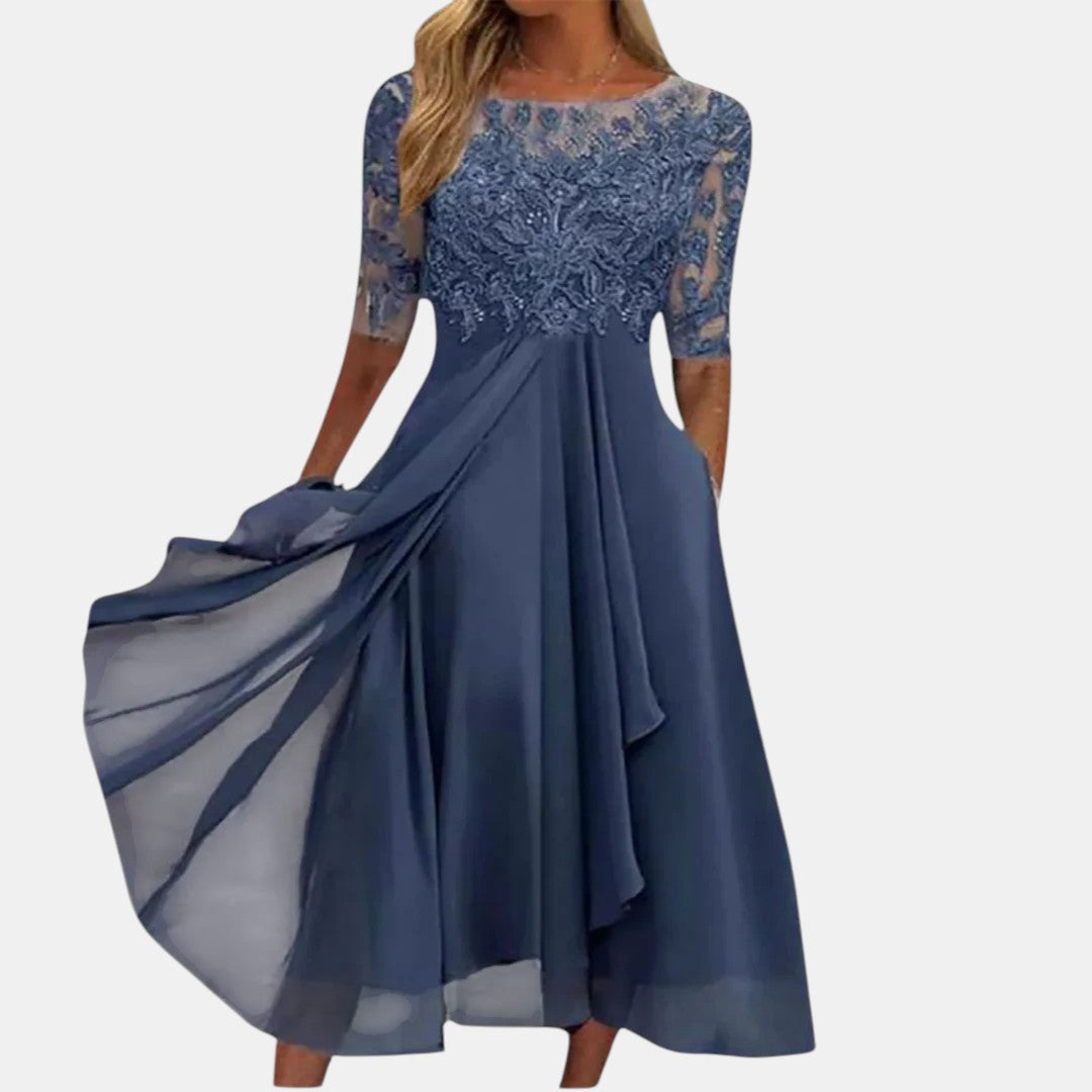 Robe élégante en dentelle bleue Rhonda™ de Danoir Paris, silhouette flatteuse et détails raffinés pour une allure sophistiquée.