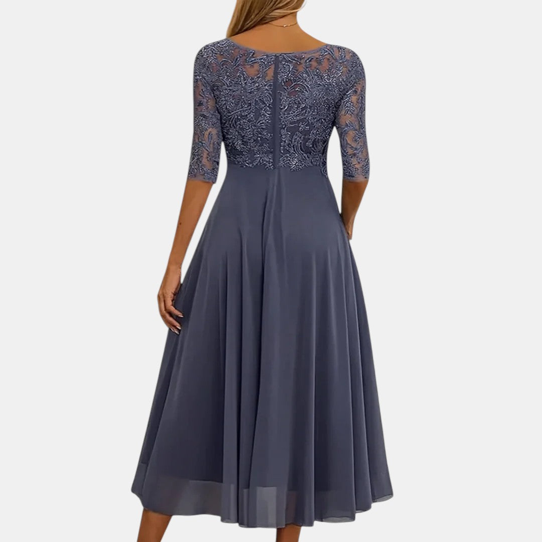 Robe élégante en dentelle bleue Rhonda™ de Danoir Paris, coupe sophistiquée et détails raffinés, vue de face.