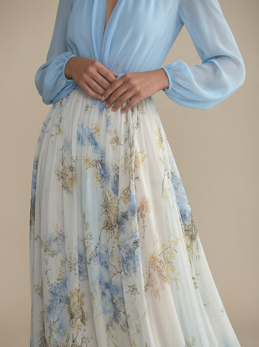 Robe longue Danoir Paris VERA en tissu bleu avec détails élégants, portée en style maxi, vue de face.
