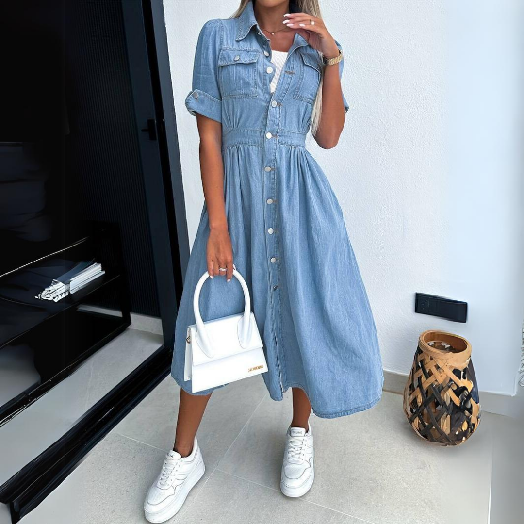 Robe en jean élégante de Danoir Paris, coupe tendance, portée avec des détails modernes et un style sophistiqué.