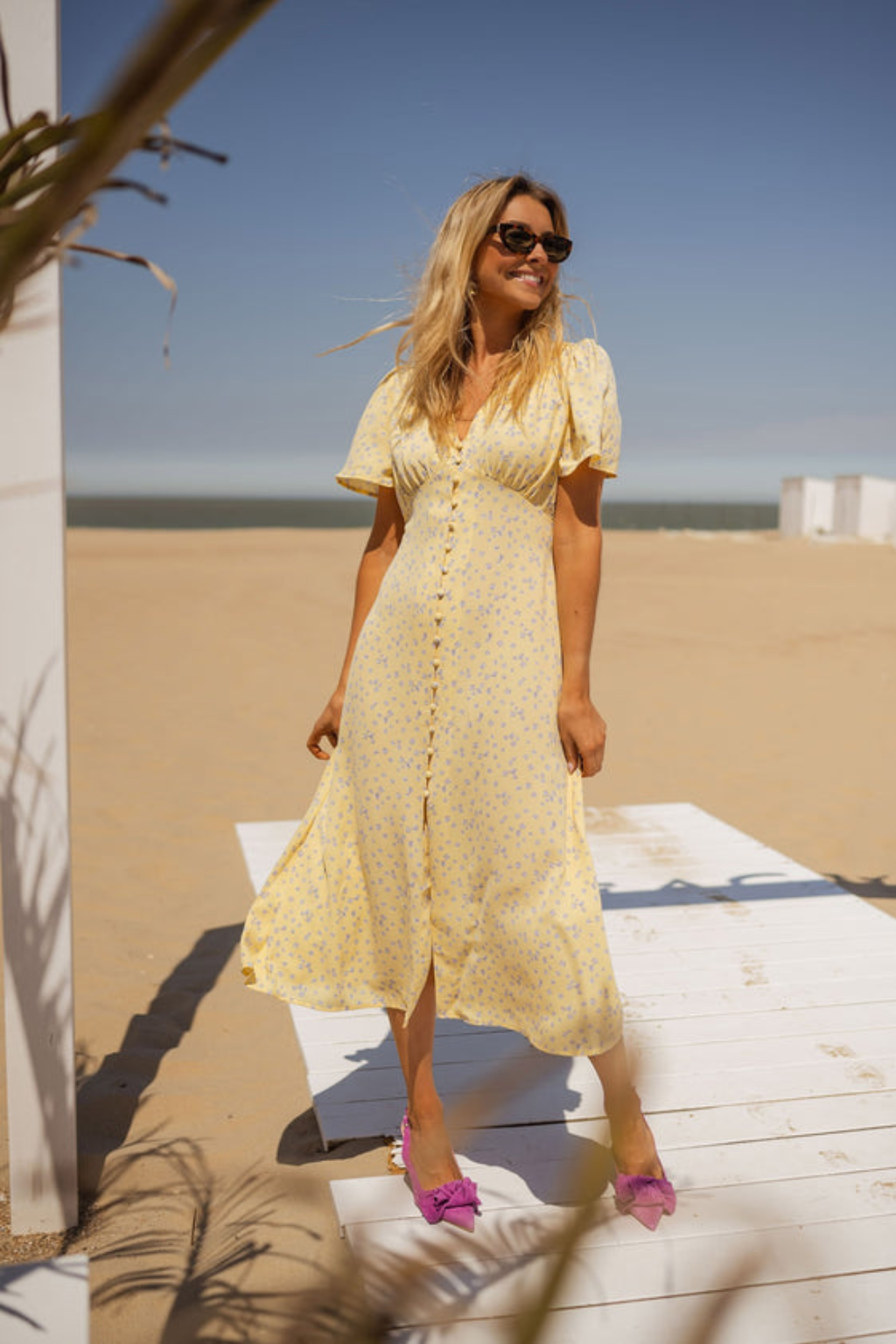 Robe midi éclairante Danoir Paris Liva en tissu rose, élégante et fluide, portée avec détails visibles.