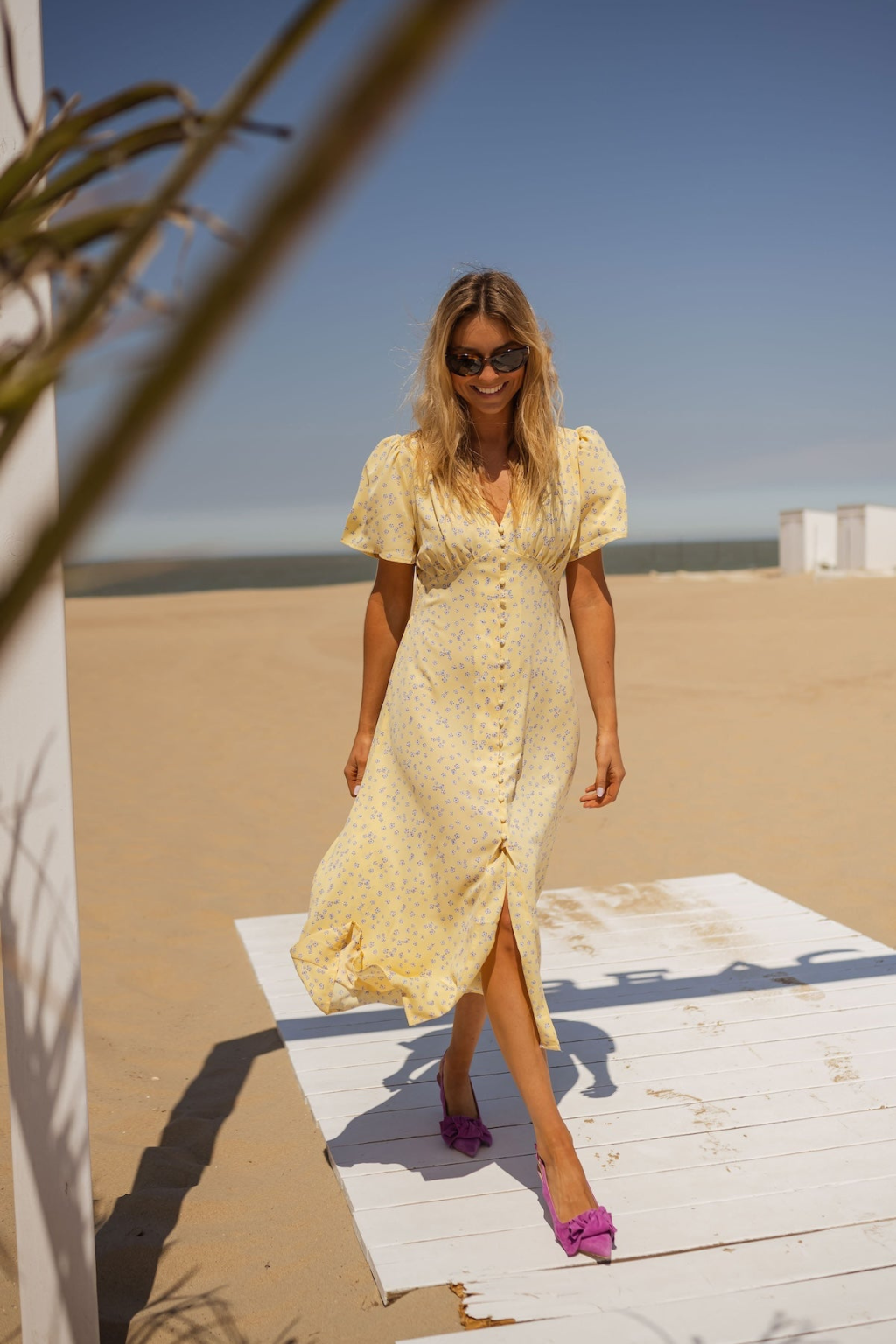 Robe midi éclairante Liva de Danoir Paris, en tissu rose, avec coupe élégante et détails modernes.