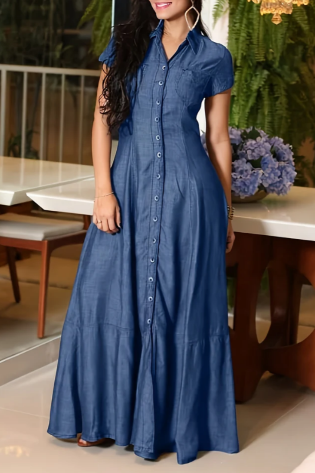 Robe longue en denim bleu foncé Eliza de Danoir Paris, vêtement tendance pour femmes, détail du tissu et coupe élégante visible.