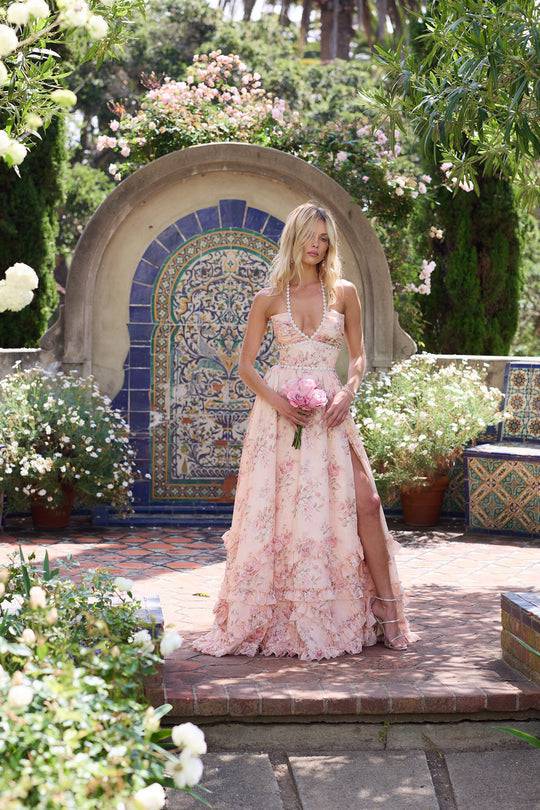 Robe élégante Vera™ de Danoir Paris, tissu fluide avec détails sophistiqués, portée parfaite pour une occasion spéciale.