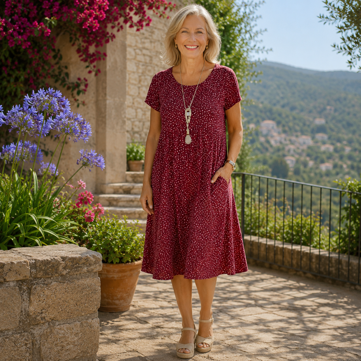 Robe Sabrina de Danoir Paris, élégante robe glamoureuse violette pour femmes, en tissu fluide et finition sophistiquée.