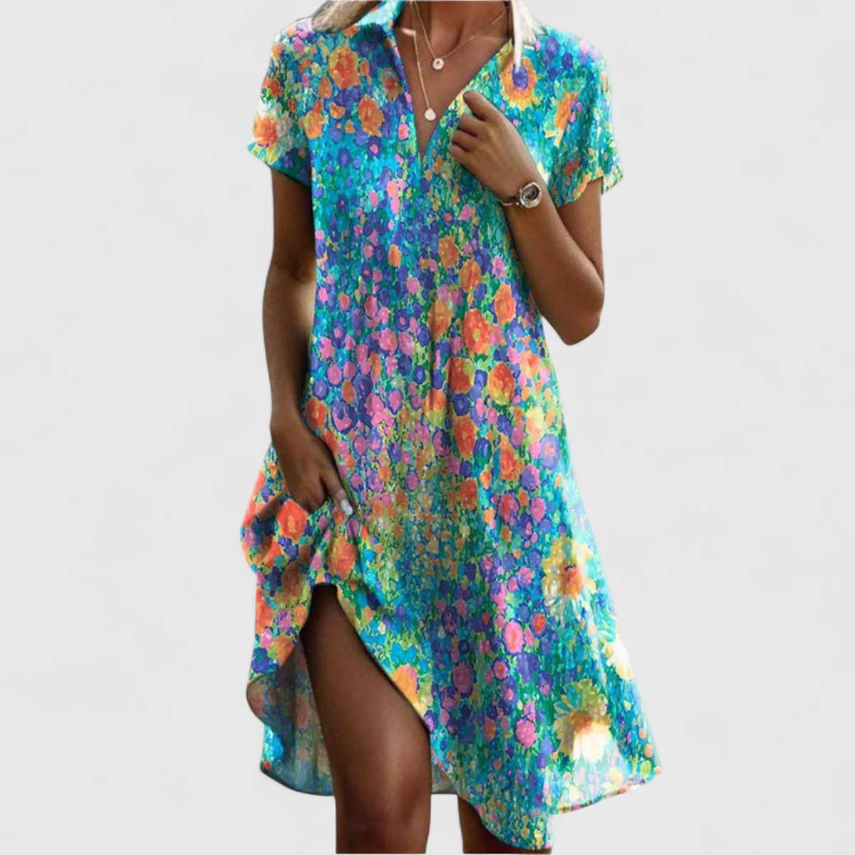 Robe glamouruse Sabrina de Danoir Paris en violet, robe élégante à manches longues et coupe fluide, portée pour une occasion spéciale.