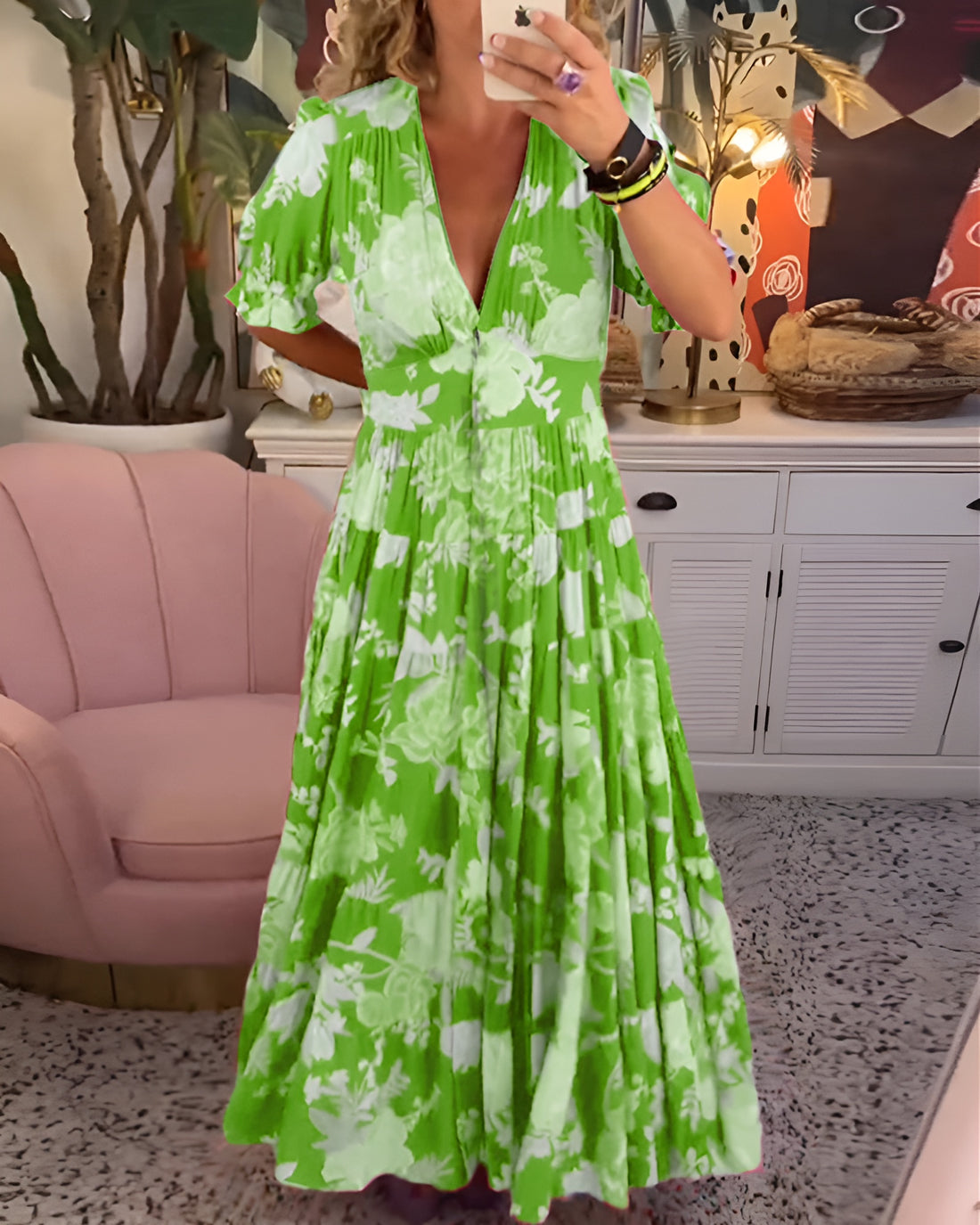 Robe rouge Danoir Paris Gigi, élégance florale décontractée, en tissu léger et fluide, portée avec style.