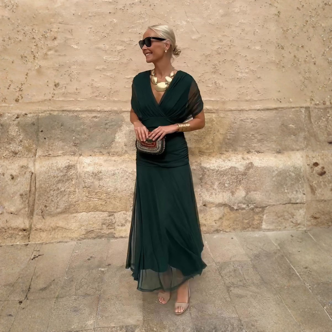 Robe maxi de fête verte bouteille Danoir Paris, élégante avec col V, portée par un mannequin.