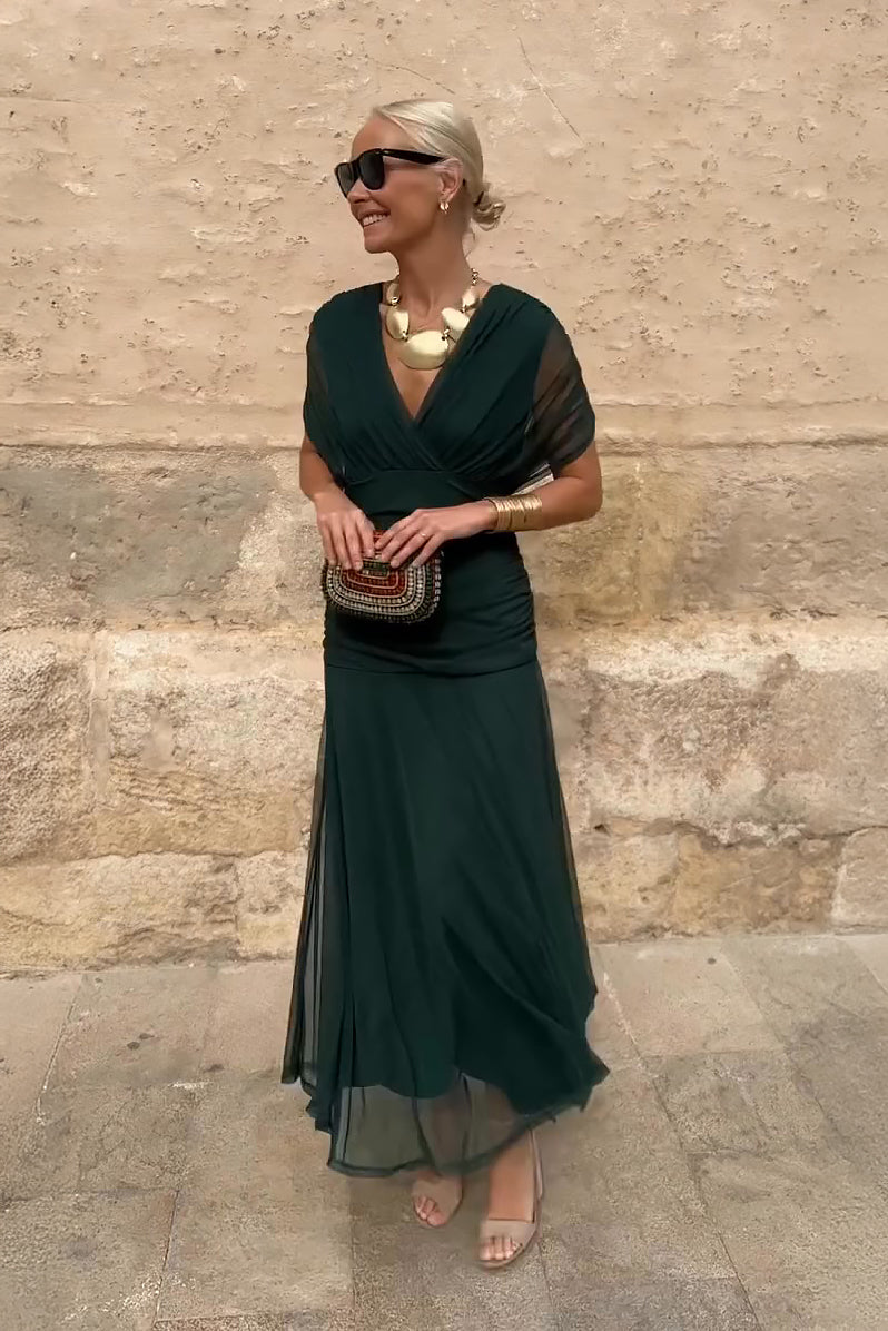 Robe maxi de fête verte à col V de Danoir Paris, élégante, longue, avec coupe fluide et détails sophistiqués.