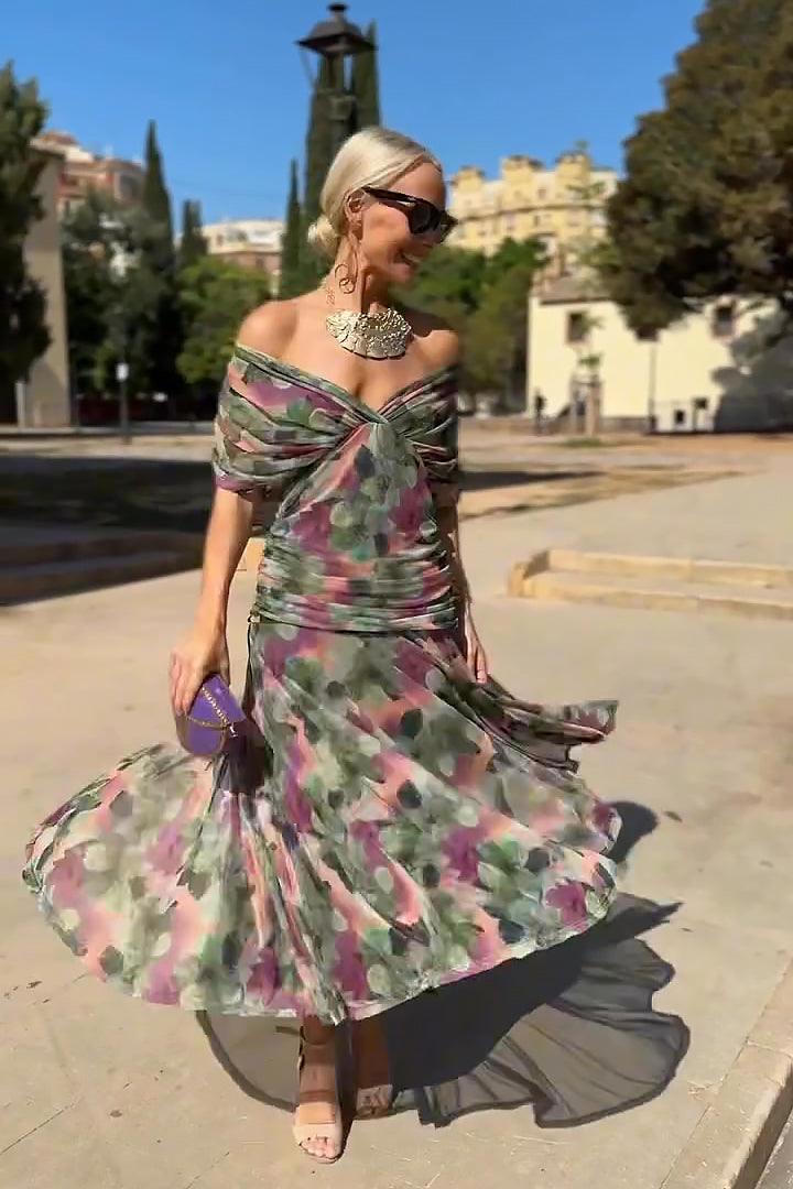 Robe maxi de fête verte bouteille Danoir Paris, élégante avec col V, en tissu fluide et sophistiqué, portée par un mannequin.