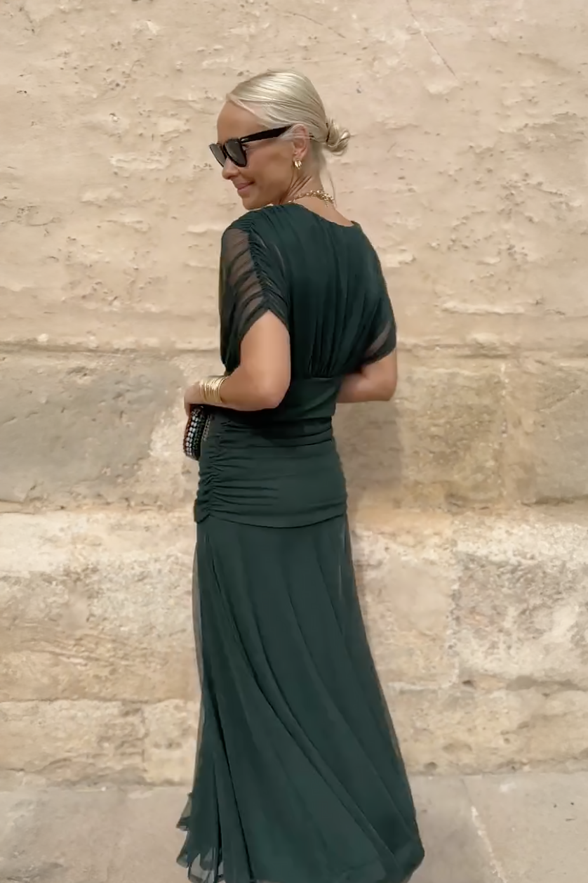 Robe maxi de fête élégante Danoir Paris Louise, vert bouteille à col en V, tissu fluide et longueur longue pour occasions spéciales.