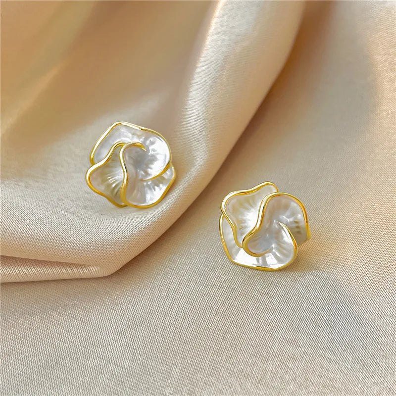 Boucles d'oreilles en forme de fleur en perles de Danoir Paris, élégantes et raffinées, visibles en gros plan.