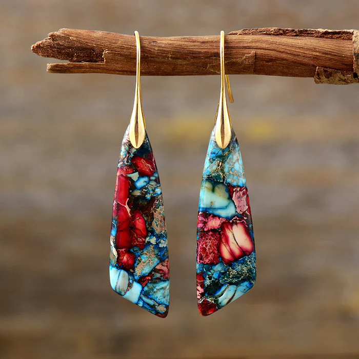 Boucles d'oreilles Danoir Paris avec pierres multicolores, design élégant et brillant, portées sur des oreilles féminines.