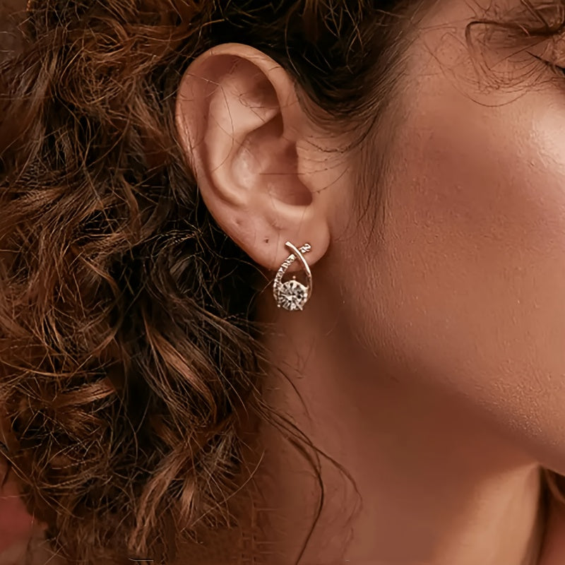 Boucles d'oreilles en puce Danoir Paris avec croix dorée et zirconiums, élégantes et délicates.