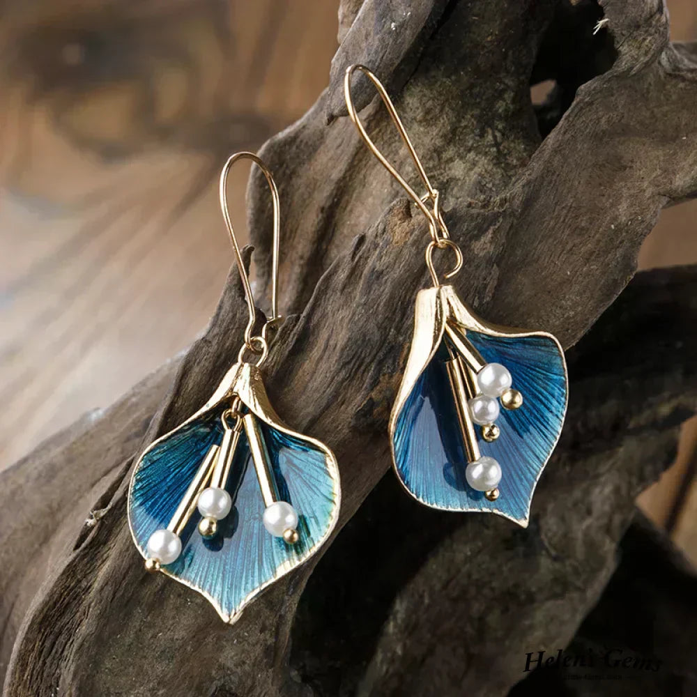 Boucles d'oreilles pendantes en or et bleu avec des perles de Danoir Paris, élégantes et raffinées.