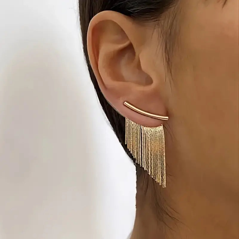 Boucles d'oreilles vintage à pendants dorés de Danoir Paris, élégantes et sophistiquées, visibles en détail sur l'image.