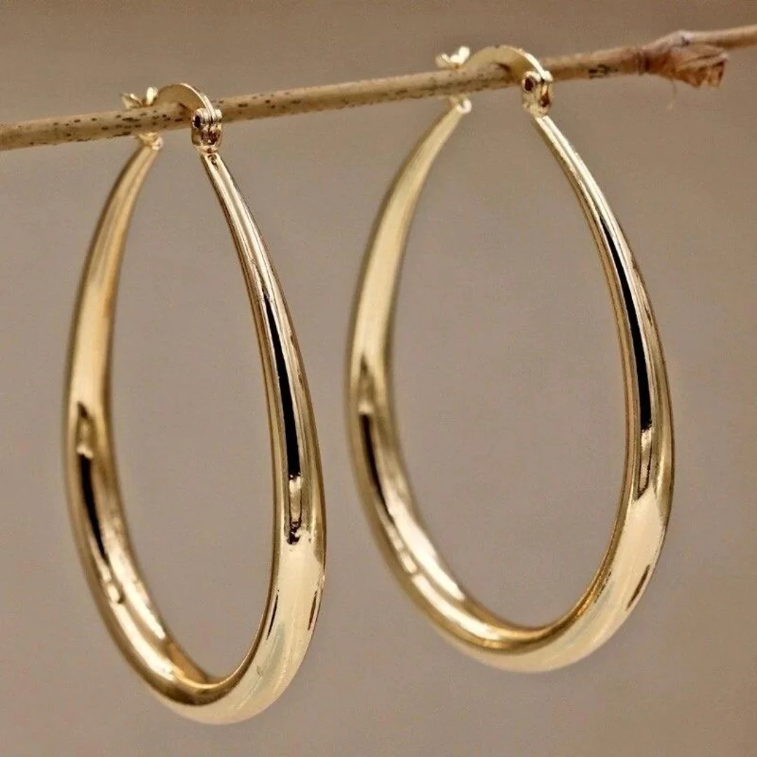 Boucles d'oreilles vintage exclusives en or de Danoir Paris, élégantes et raffinées, visibles en gros plan.