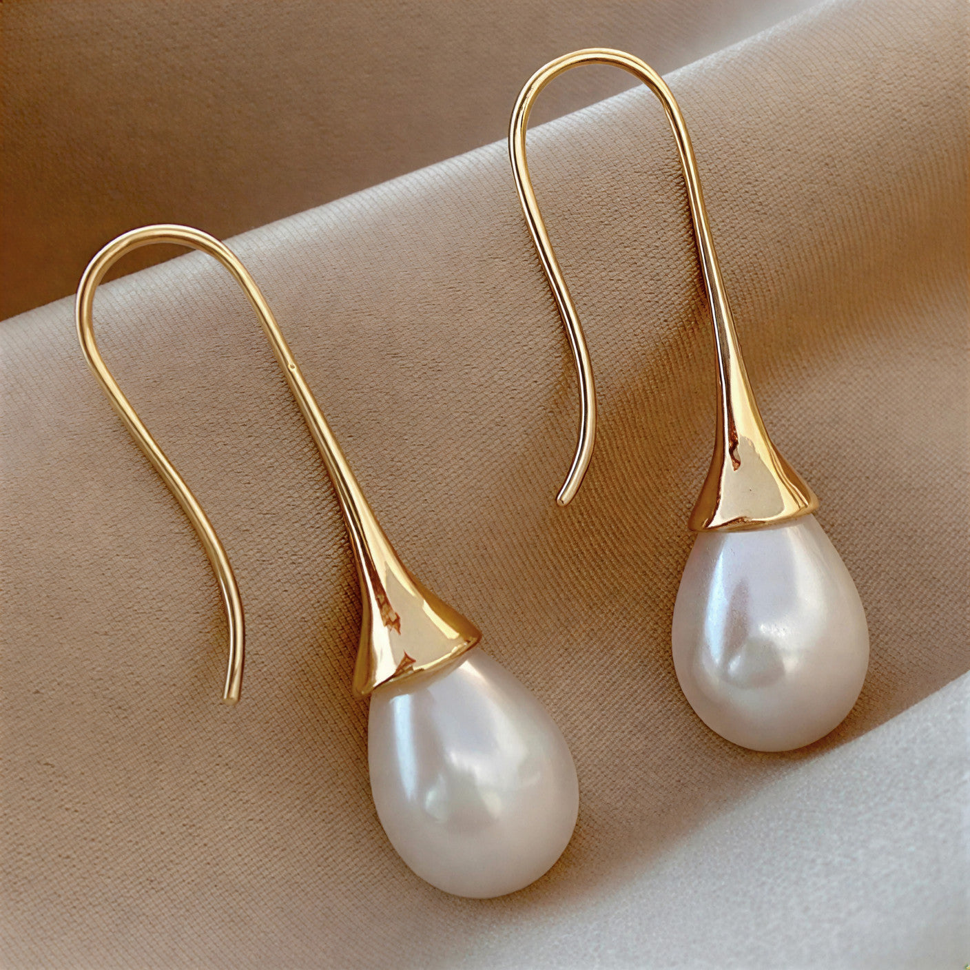 Boucles d'oreilles classiques en perles de Danoir Paris, élégantes et raffinées, visibles dans l'image.