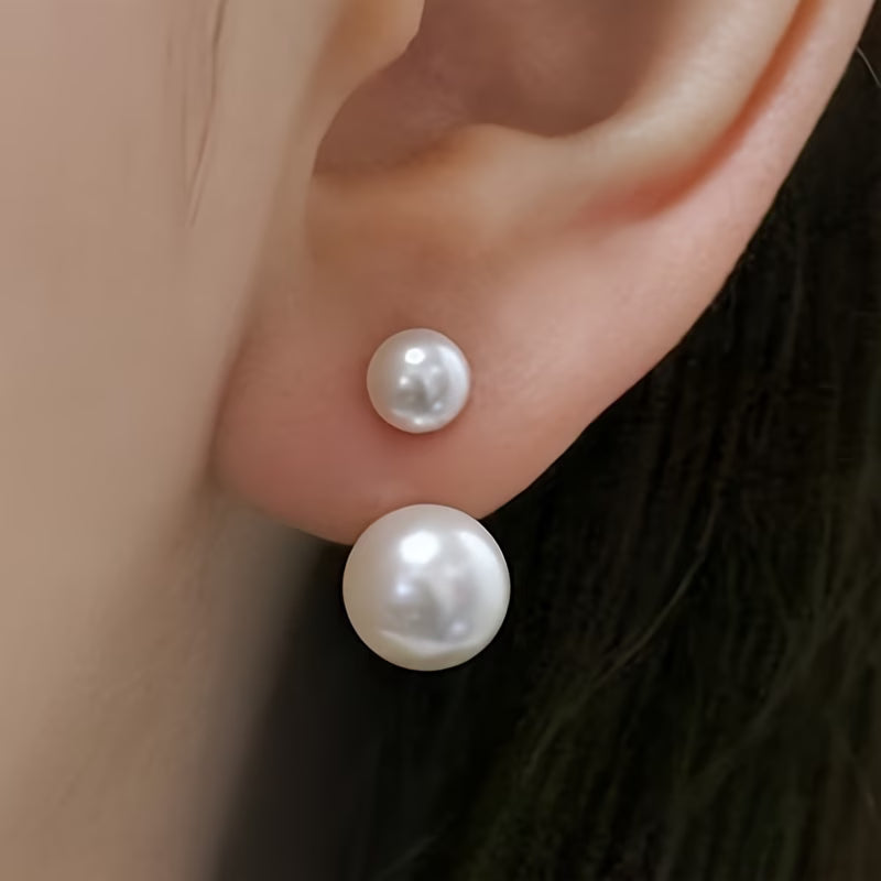 Boucles d'oreilles Danoir Paris en perles doubles, élégantes et statement, visibles en gros plan sur fond neutre.