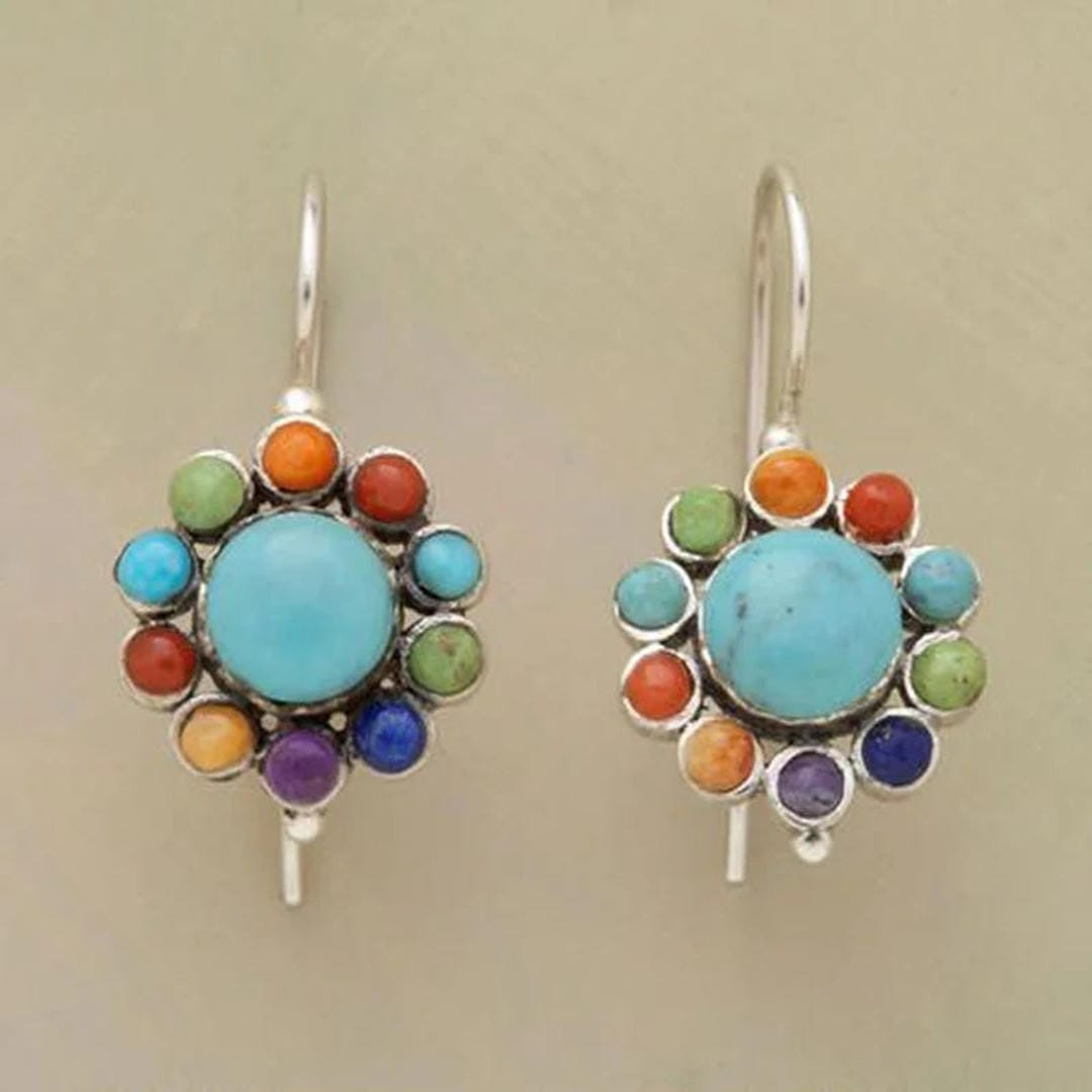 Boucles d'oreilles créoles vintage Iris en turquoise de la marque Danoir Paris, visibles en gros plan.