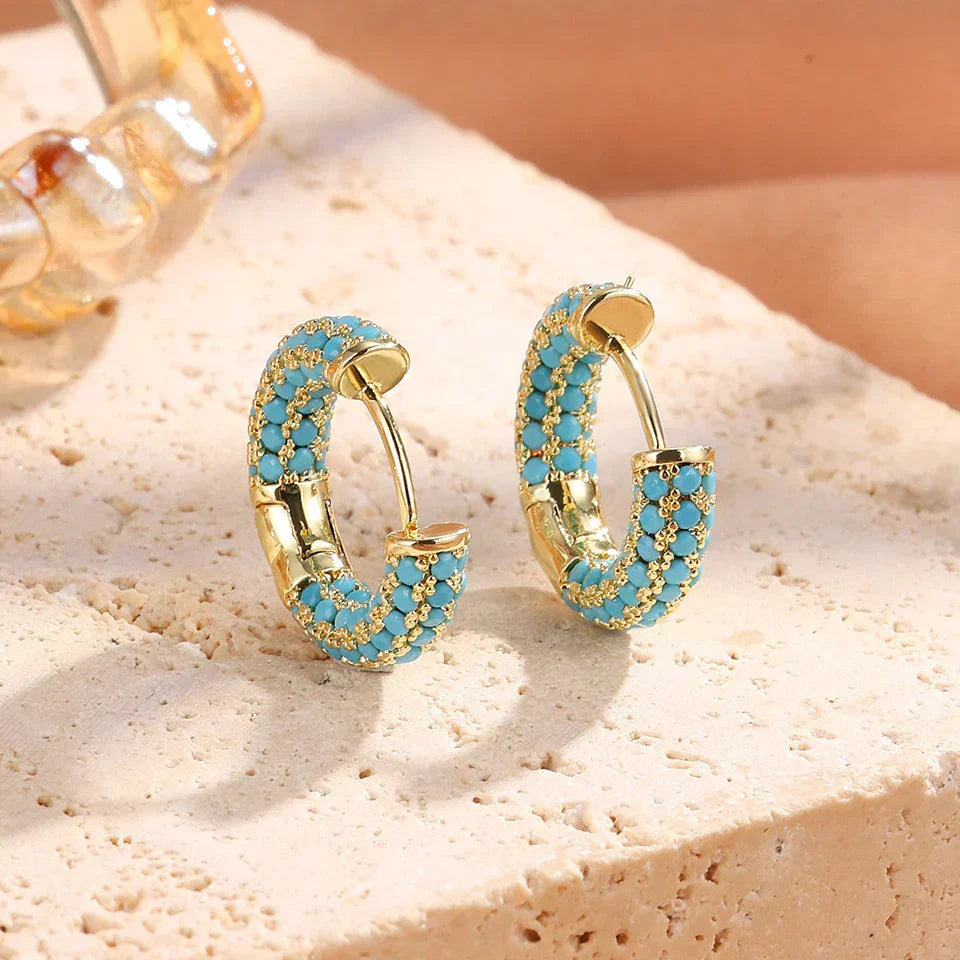 Boucles d'oreilles créoles Danoir Paris en turquoise, élégantes et modernes, en acier inoxydable pour un style sophistiqué.
