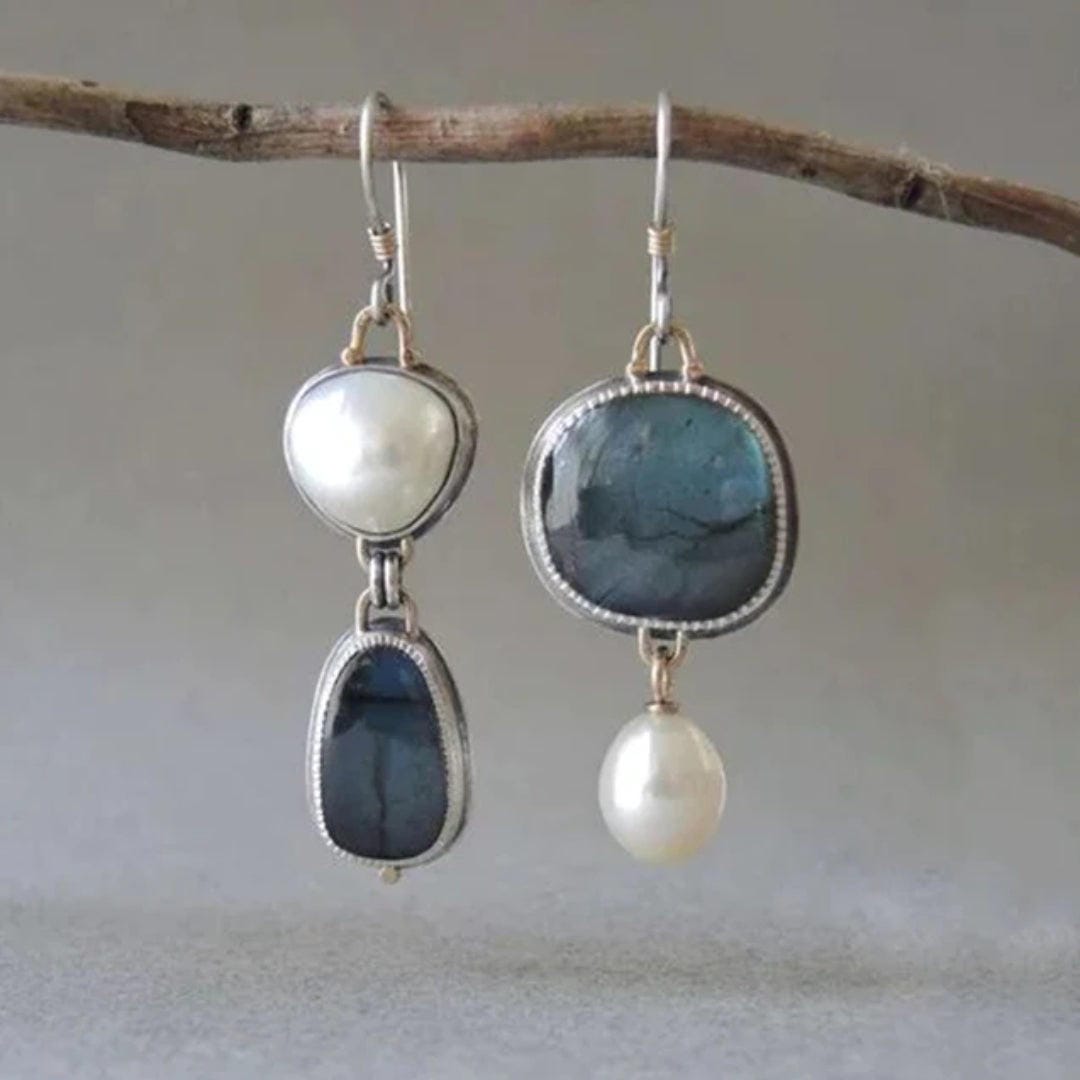 Boucles d'oreilles vintage en pierre bleue et perles, fabriquées par Danoir Paris, montrant des détails élégants et sophistiqués.