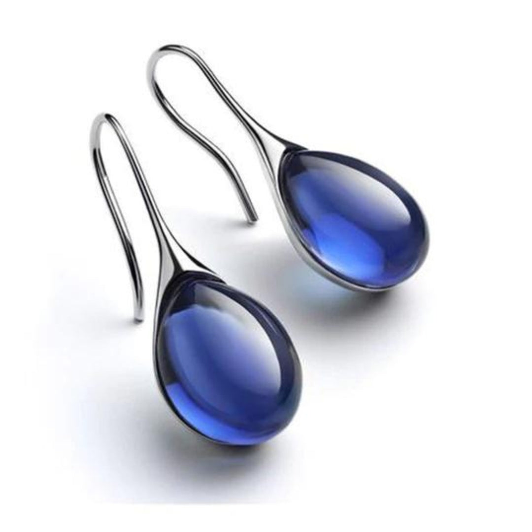 Boucles d'oreilles pendantes Danoir Paris en or bleu avec cristaux élégants, design chic et sophistiqué.
