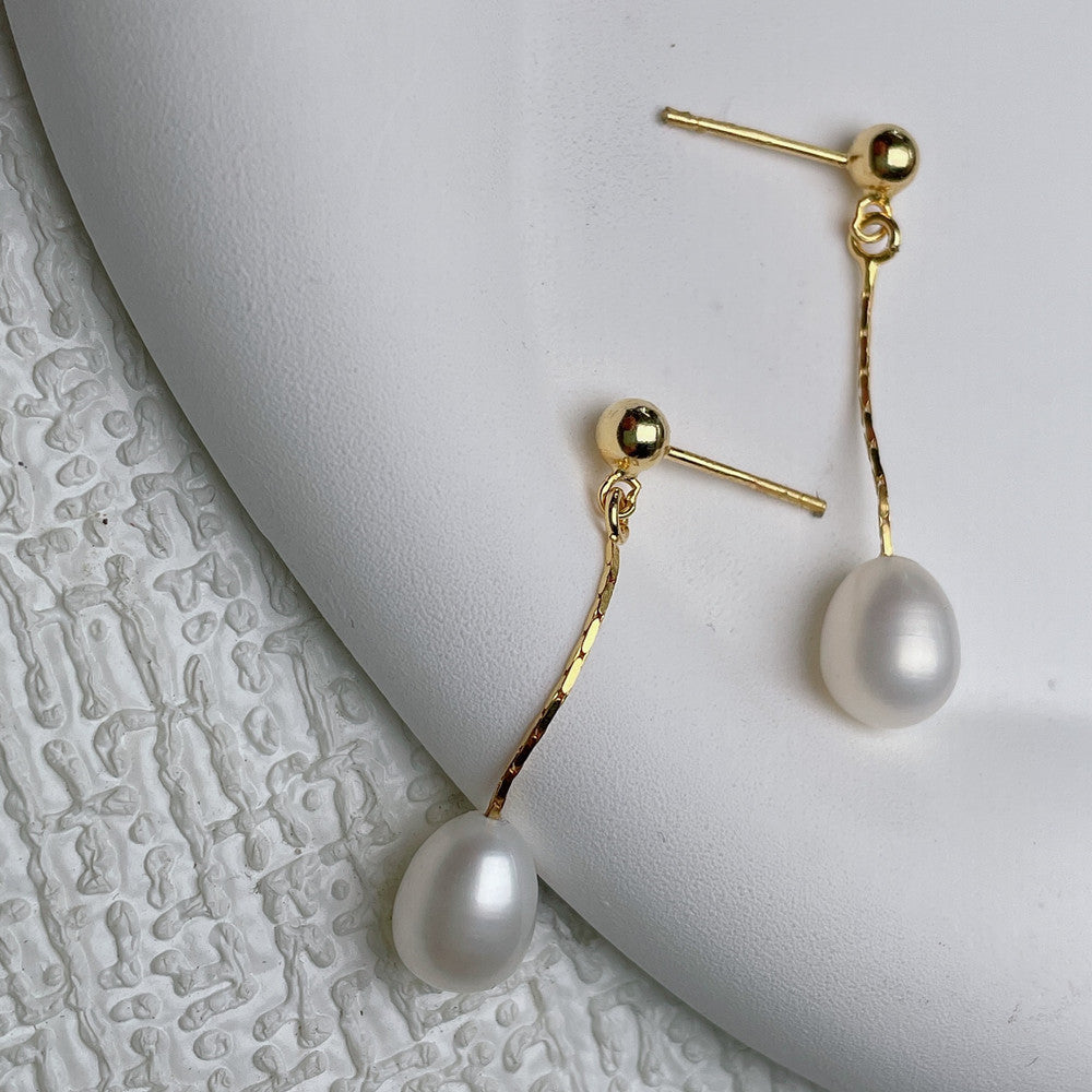 Boucles d'oreilles en or avec perle élégante, bijoux Danoir Paris, finition raffinée et design sophistiqué.