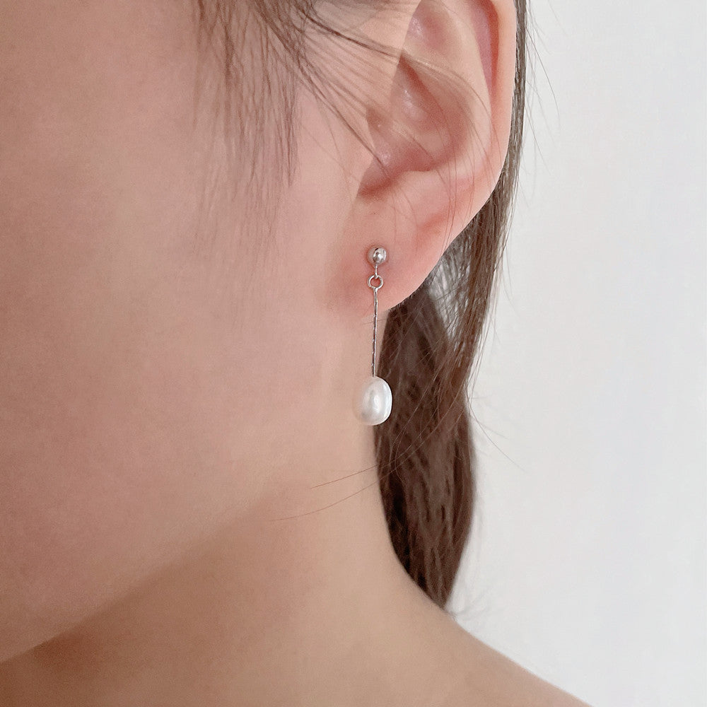 Boucles d'oreilles Danoir Paris avec perle élégante, or, finition raffinée, pour un look sophistiqué et chic.