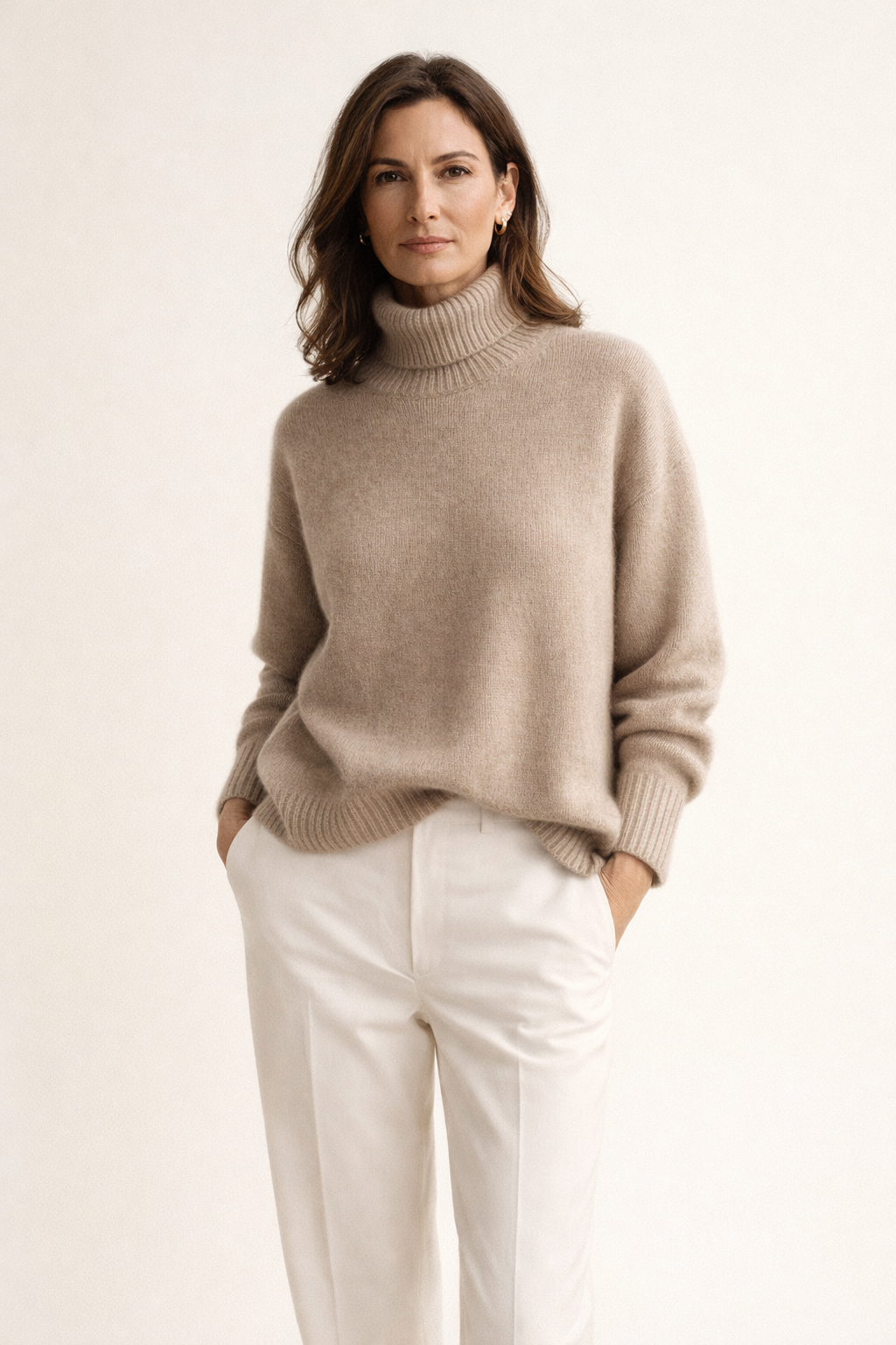 Pull doux marron Danoir Paris avec col haut, tricot confortable et élégant pour un style chaud et décontracté.
