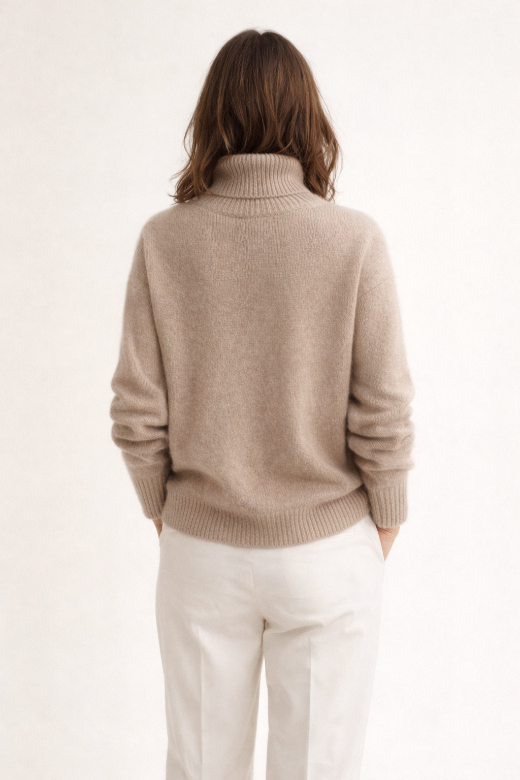 Pull doux marron Danoir Paris avec col montant, pull en laine confortable pour un style chaud et élégant.