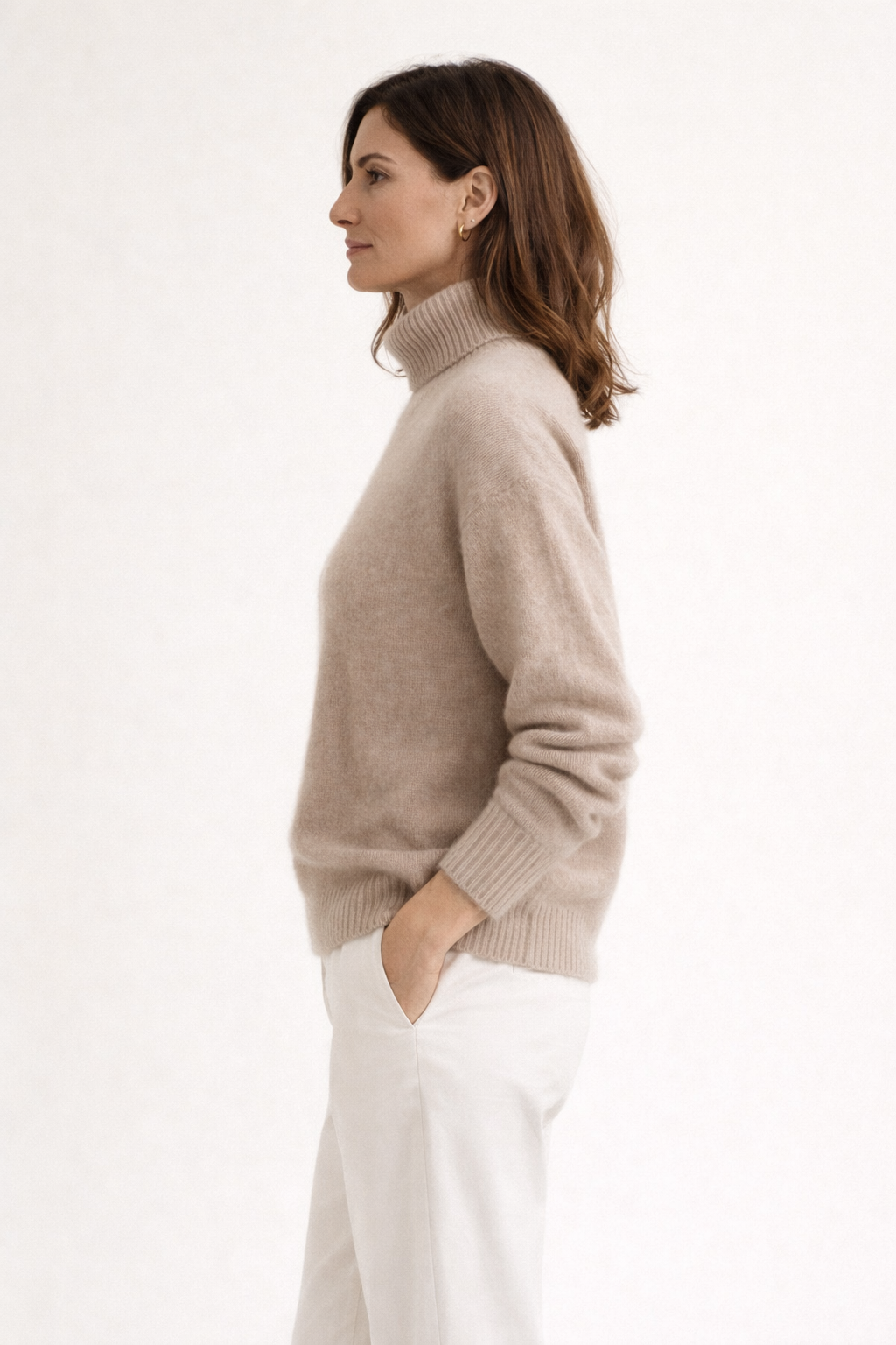 Pull doux pour femme Danoir Paris avec col montant, en tissu marron, parfait pour un style confortable et élégant.