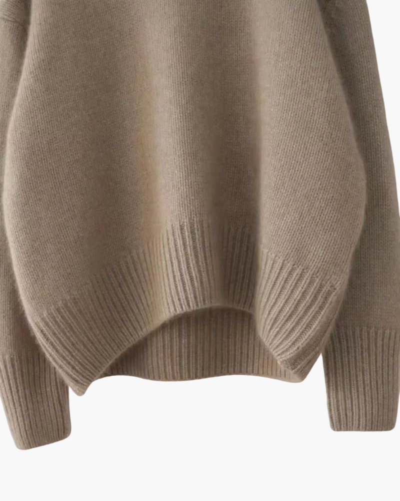 Pull doux marron Danoir Paris avec col montant, tissu moelleux et confortable pour un look décontracté et élégant.