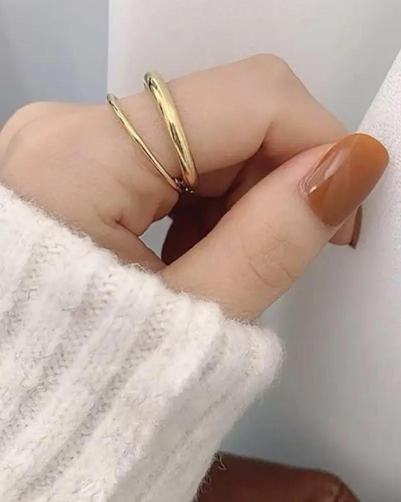 Bague Infinity en titane Danoir Paris, anneau fin et élégant avec symbole infini, vue de face sur une surface blanche