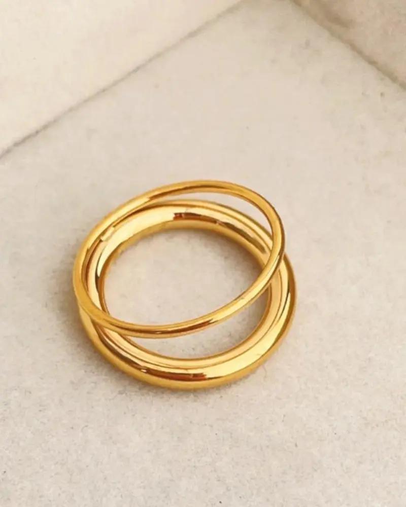 Bague Infinity Danoir Paris en titane, anneau fin et élégant avec motif infini, vue rapprochée sur la bague en métal gris.