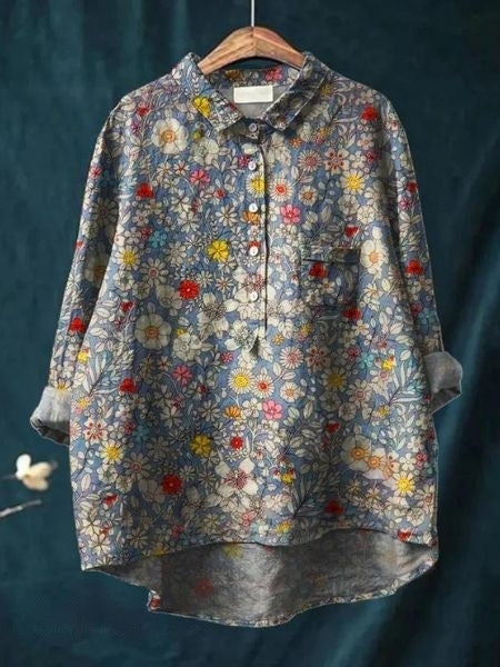 Blouse florale élégante Lila de Danoir Paris, tissu léger avec motifs floraux, portée élégamment.