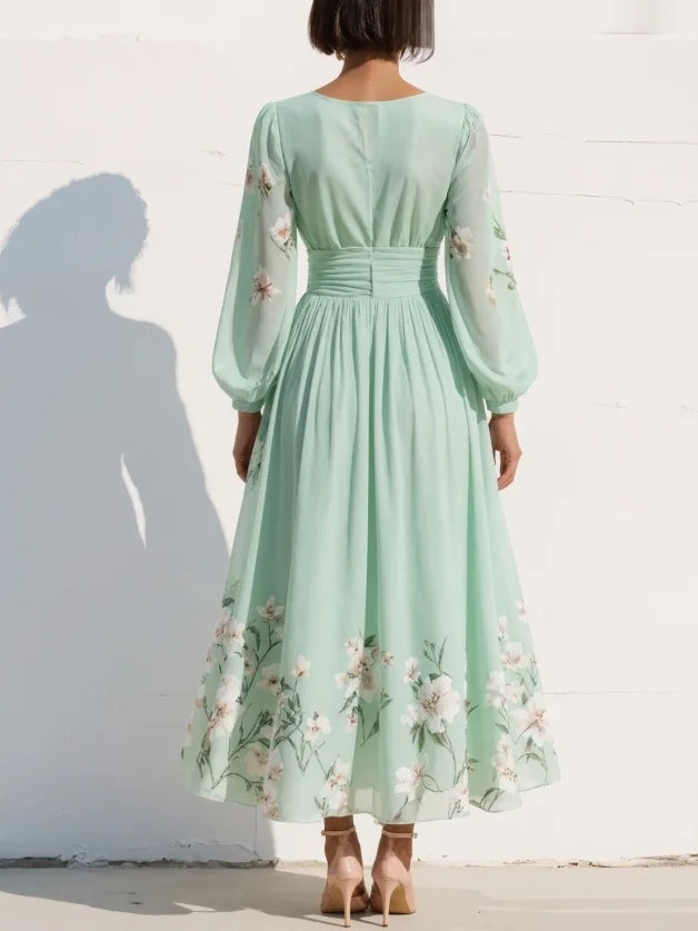 Robe midi en chiffon vert clair à fleurs, col en V plissé, de la marque Danoir Paris, pour femme.