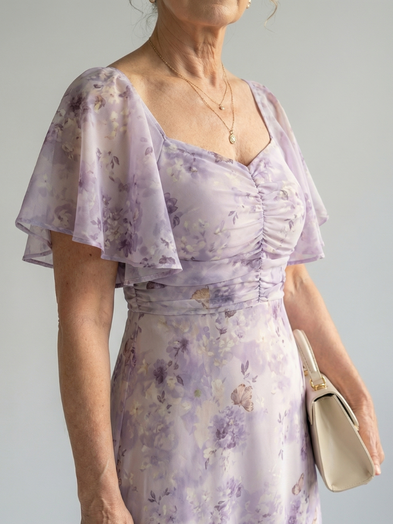 Robe midi fluide à manches volantées floral Danoir Paris Vaelis, légère et élégante, portée avec un style chic et féminin.
